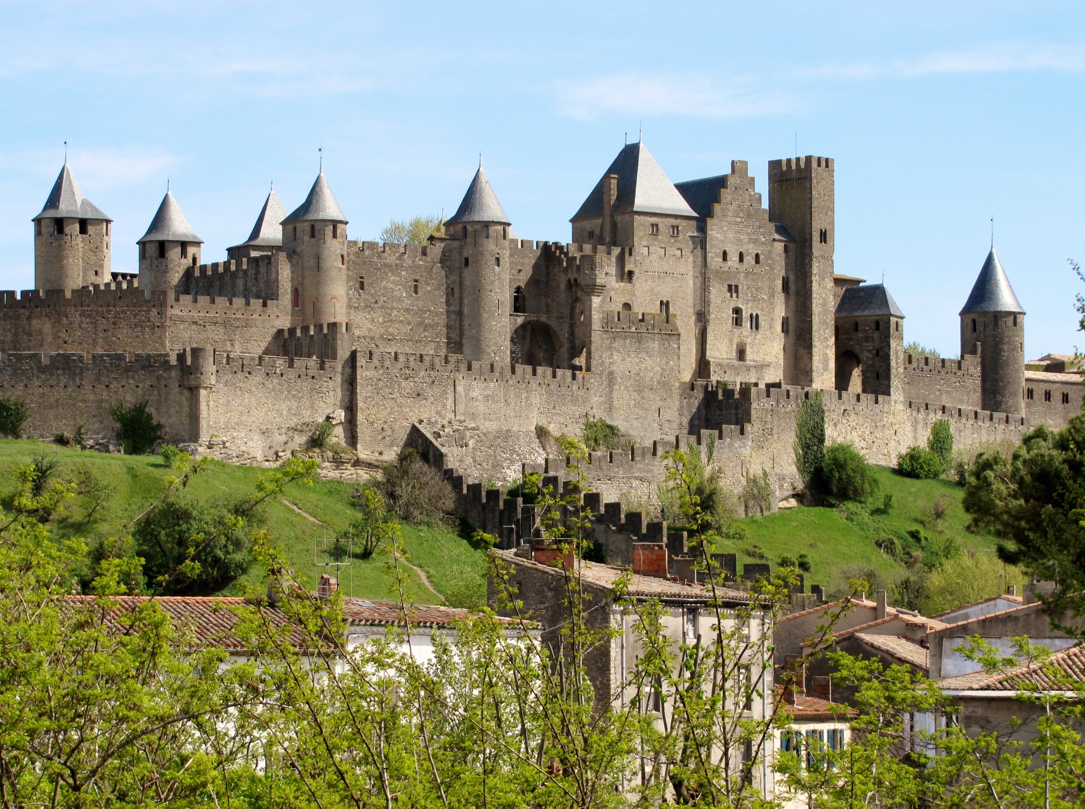 Средневековый замок во франции. Каркасонская крепость Франция. Крепость Каркассон во Франции. Францикрепость Каркассон. Каркассон замок Франция.
